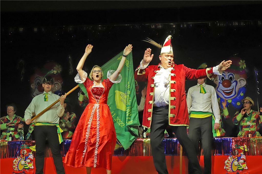 Das Prinzenpaar Matthias und Tanja Römer tanzt mit den Händen in der Luft.