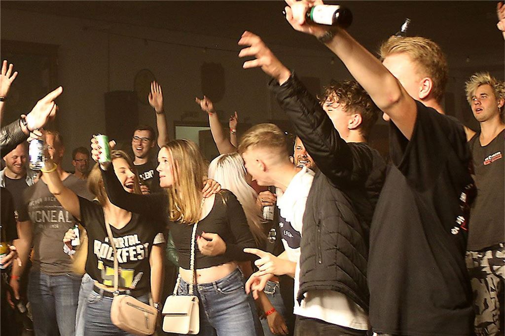 Ruhrtal Rockfest sagt Fröndenberg ade: Start in Unna verschoben Jubelnde Besucher des Ruhrtal-Rockfests.