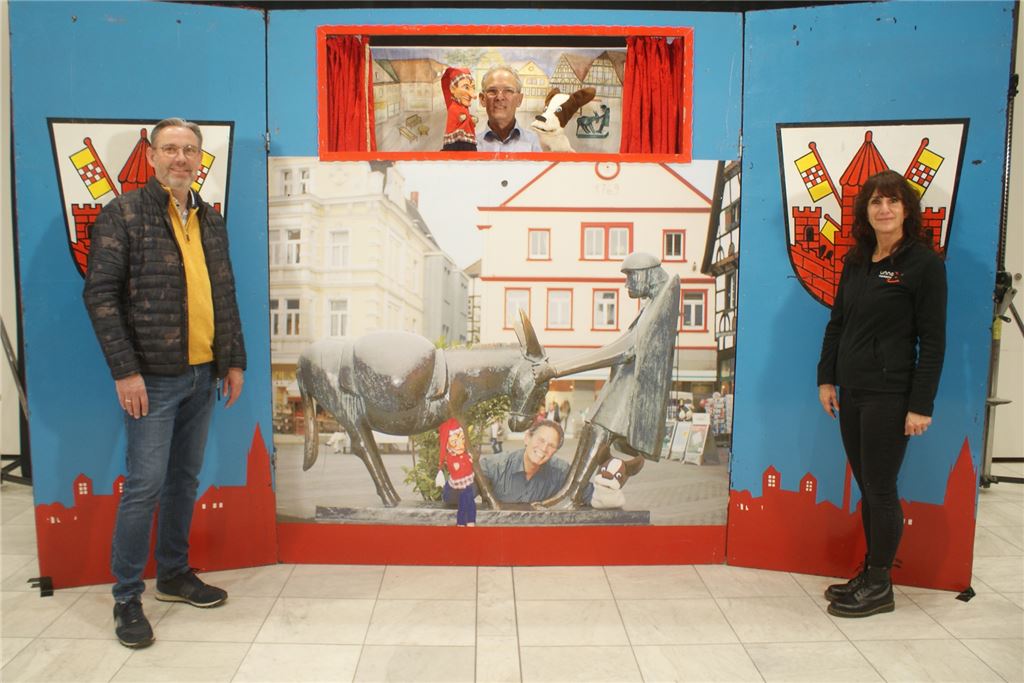 Der Kasper kommt in Unna dieses Jahr digital in die Wohnzimmer Das Puppentheater geht weiter, aber die Online-Vorstellungen sind wahrscheinlich die letzte Gelegenheit, bei der das Unnaer Publikum die alte Bühne sieht. Beim nächsten Weihnachtsmarkt soll es auch eine neue Bühne geben. Auf dem Bild sind der City-Werbering-Vorsitzende Thomas Weber, Jonni Krause und Daniela Guidara vom Stadtmarketing zu sehen.