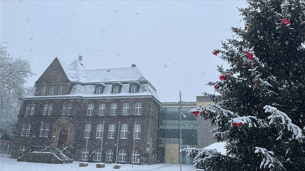 Das Rathaus – von weißen Flocken umweht.