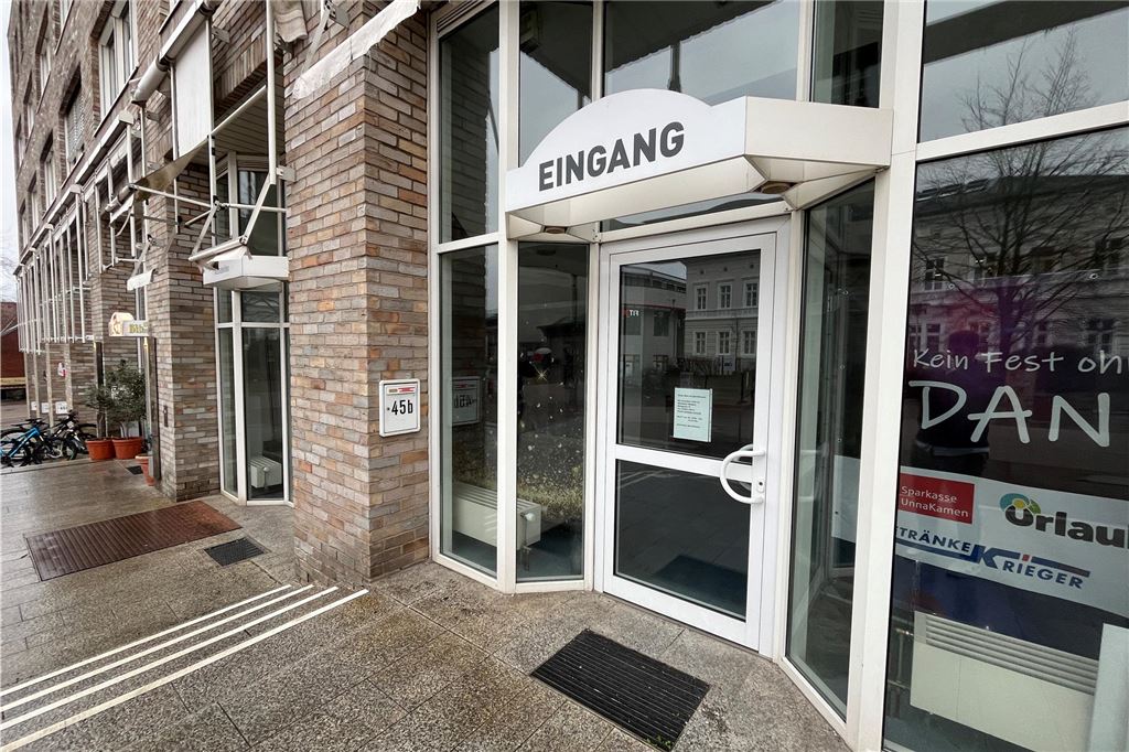 Das Reisebüro im Rathaus-Komplex ist geschlossen. Auf einem Zettel wird auf das Reisebüro Wagner an der Morgenstraße verwiesen.