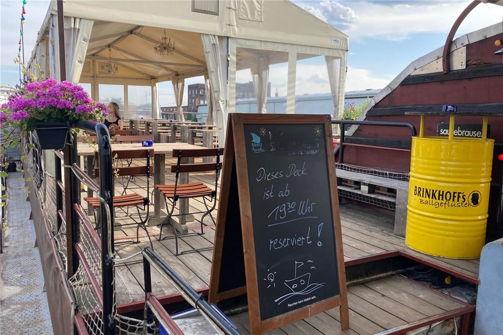 Sonne, Sand und echtes Strandfeeling: „Herr Walter“ im Hafen im Check Das Schiff „Herr Walter“ ist ein beliebter Ort für Feiern aller Art.