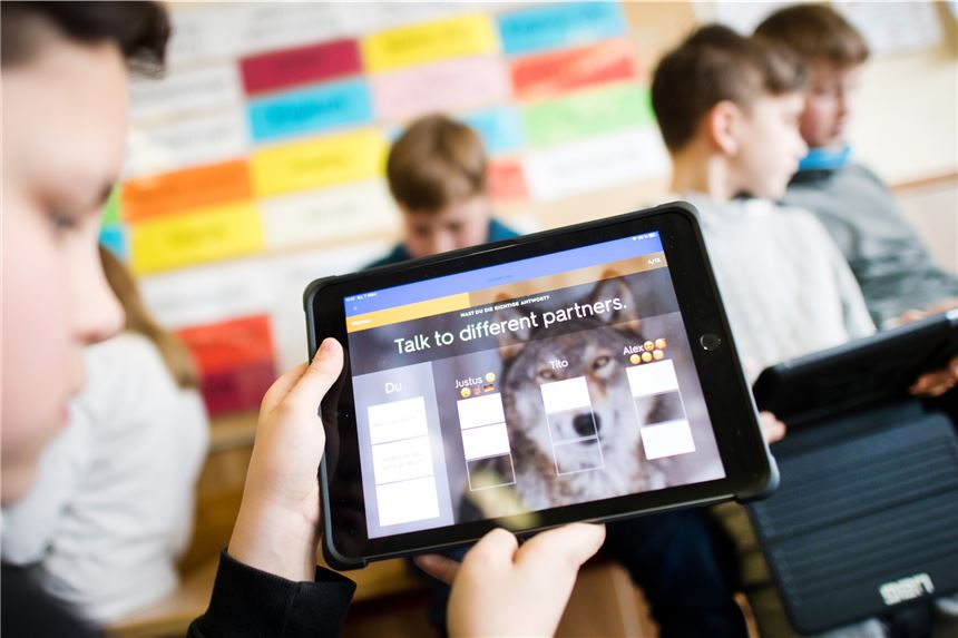 Unnas Schulen bald „digitaler“: Die ersten 350 iPads sind da Das Schulbuch und -heft der Zukunft hat einen berührungsempfindlichen Bildschirm und Anschluss ans Datennetz. Die Umstellung darauf wird angesichts der Coronakrise regelrecht durchgepeitscht, wobei Lieferenpässe auftreten.