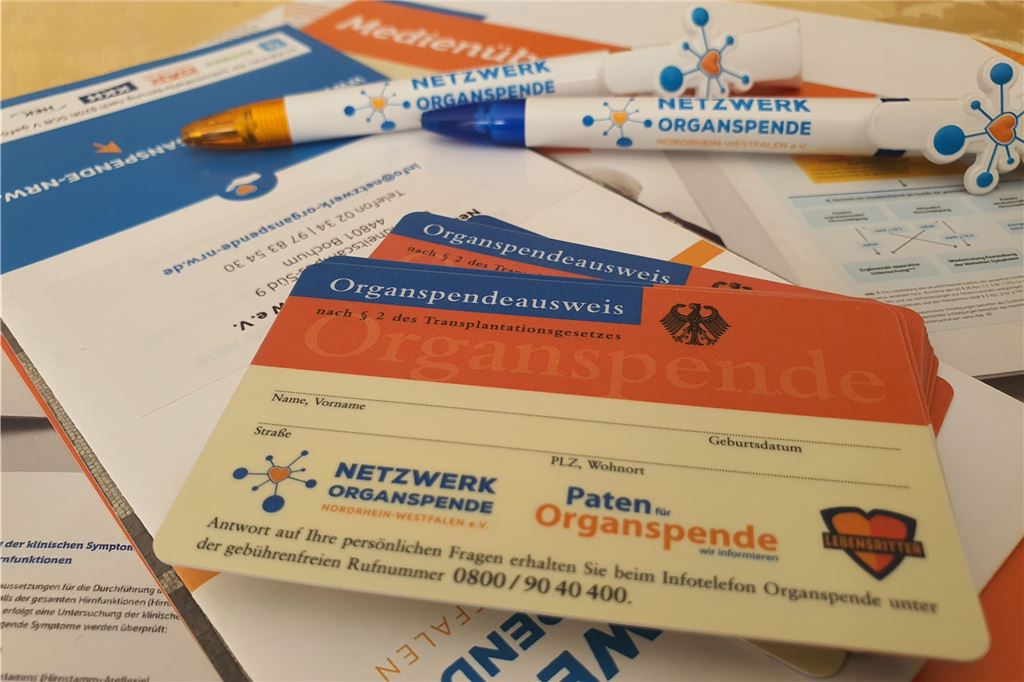 Eine neue Leber hat Peter Kohlen gerettet, jetzt wirbt er um Spender Das sind einige der Werkzeuge der Organspendepaten. Sie wollen niemanden überreden, Spender zu werden. Aber zumindest dazu anregen, sich mit dem Thema auseinanderzusetzen. Man kann auch "Kein Spender" ankreuzen, dann erspart man im Zweifel seinen Angehörigen die Frage danach.