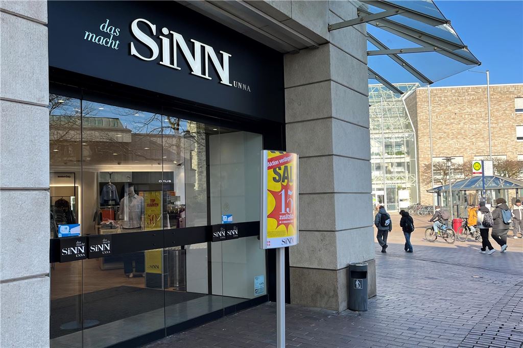Erleichterung über Lösung für Sinn: Wie gut geht Unna mit der Mode? Das Sinn-Modehaus in Unna von Außen. Die Abbildung zeigt die Schiebetür aus Glas am Eingang.