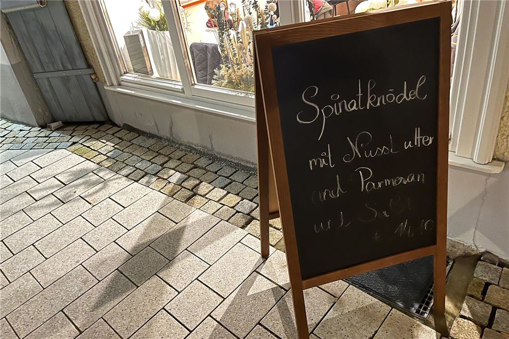 Wenig zu meckern beim Restaurant-Test von Billy Reinas Bistro „SiSi“ Eine Hinweistafel mit einem Gericht der Woche steht vor dem Bistro SiSi an der Massener Straße in Unna.