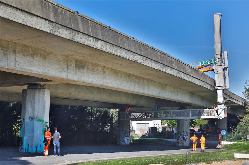Brückenprüfung unter der Hochstraße: Fachleute suchen Hohlstellen Ein Spezialgerät kontrolliert den Zustand der Hochstraßenbrücke