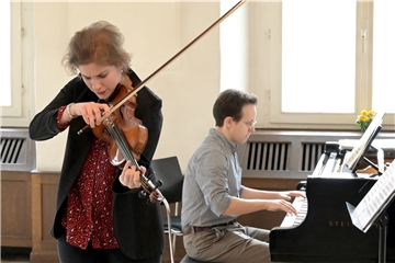 Das Solisten-Paar Ioana Cristina Goicea und Andrei Banciu beantwortet im Klassik-Workshop die Fragen der Schüler und vermittelt ein leicht verständliches Bild der Klassik.