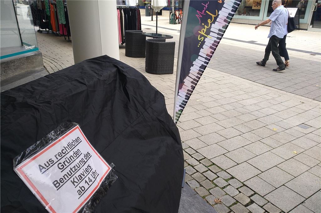 Nach Beschwerde über „Klavier-Geklimper“ ist die Nutzung beschränkt Das Spiel-mich-Klavier vor dem Kaufhaus Schnückel an der Massener Straße mit einem Hinweisschild „Aus rechtlichen Gründen Benutzung des Klaviers ab 14 Uhr“.