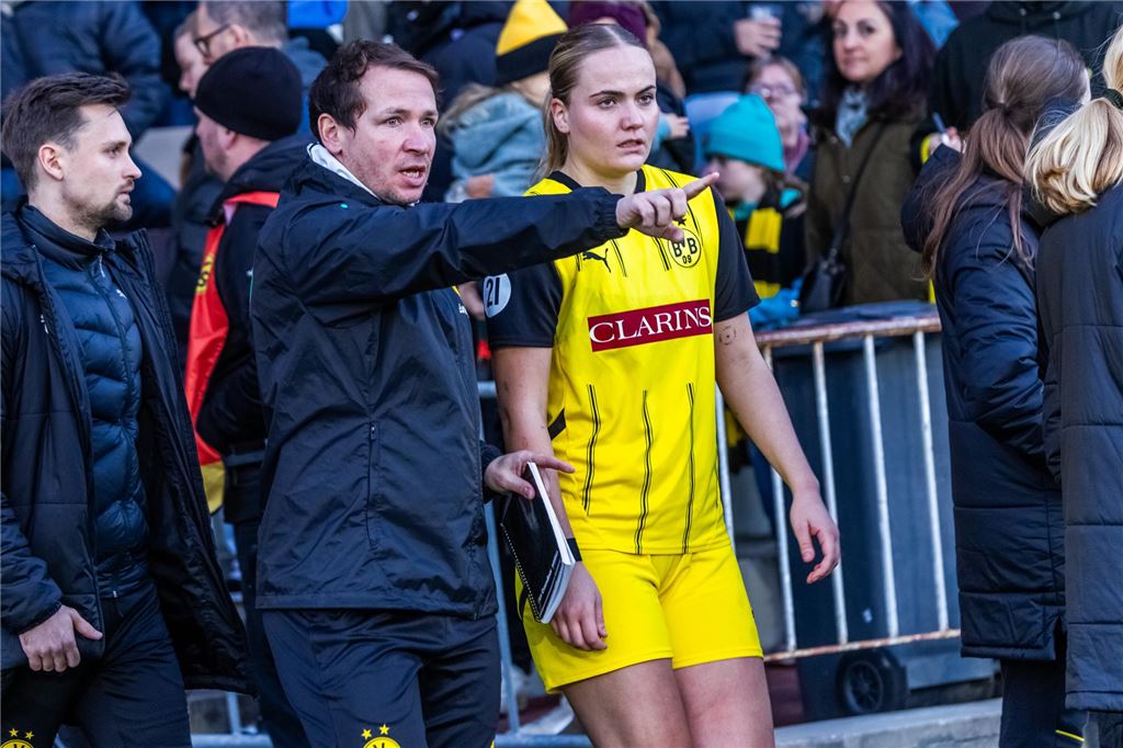 Top-Spiel für die BVB-Frauen: Derby Schalke 04 steht bevor Trainer und Spieler gemeinsam