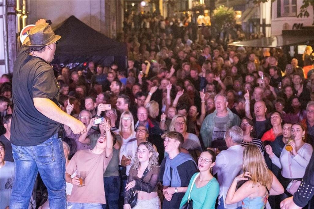 Stadt und Polizei im Austausch über Sicherheit beim Stadtfest Beim Unnaer Stadtfest jubeln Menschen einem Sänger zu
