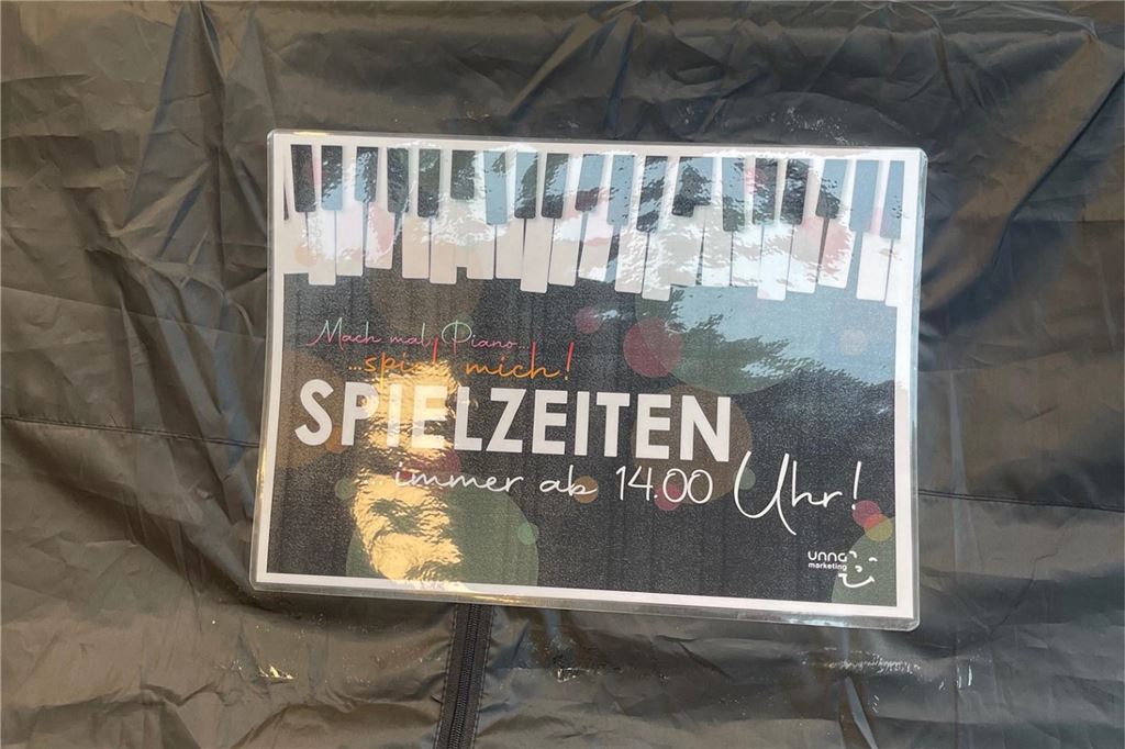 Nach Beschwerde über „Klavier-Geklimper“ ist die Nutzung beschränkt Hinweisschild auf dem Klavier vor Schnückel in Unna.