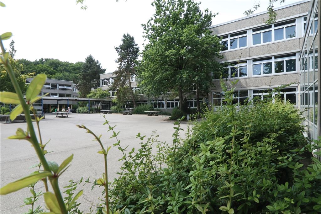 Neue Zahlen: Ein Lehrer betreut durchschnittlich zwölf Schüler Die Außenansicht des Städtischen Gymnasiums in Bergkamen