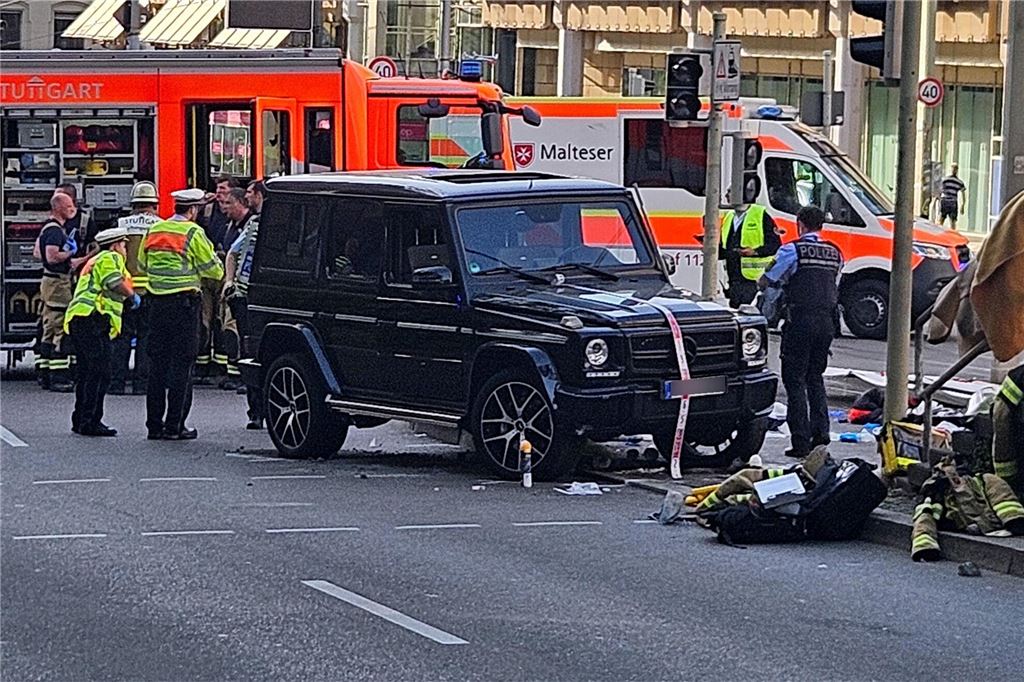 Auto fährt in Menschenmenge in Stuttgart: Mehrere Verletzte - Fahrer festgenommen Das SUV kam an einer Haltestelle der Stuttgarter Stadtbahn zum Stehen.