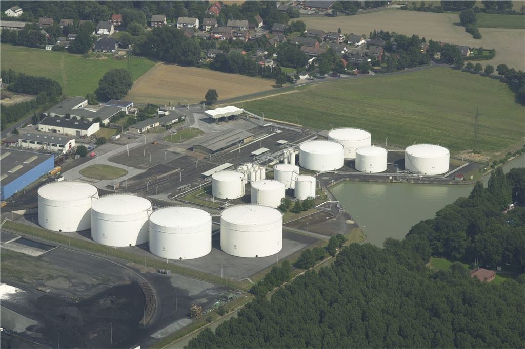 Sorge vor Blackout: Kreis Unna bunkert 500.000 Liter Diesel Das Tanklager in Lünen aus der Vogelperspektive.