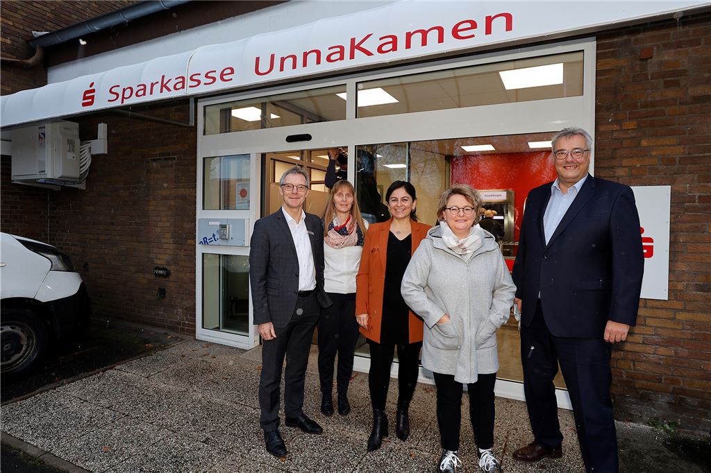 Neue Sparkasse in Heeren: So sieht sie von innen aus, so öffnet sie Das Team der Sparkasse Heeren-Werve startet an neuem Standort, (v.l.) Jochen Kreutzkamp, Katja Kulinna, Melek Erdogan, Heike Haase und Bereichsleiter Dirk Röller.