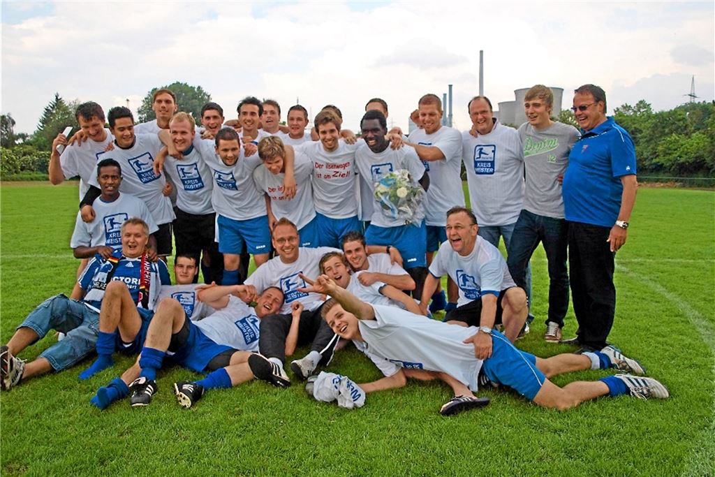 Als eine Erfolgsgeschichte begann: Vor zehn Jahren stieg der Werner SC in die Bezirksliga auf Das Team des Werner SC war 2011 eng verschworen.