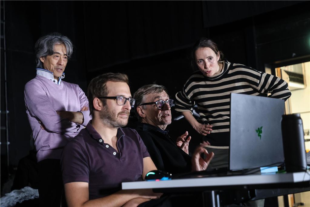 Dortmunder U bekommt neues Video: Bilder laufen an besonderen Tagen Das Team um Ballett-Chef Xin Peng Wang (l.) und Regisseur Adolf WInkelmann (3.v.l.) betrachtet auf dem Computer genau, welche Pose wie gut wirkt.