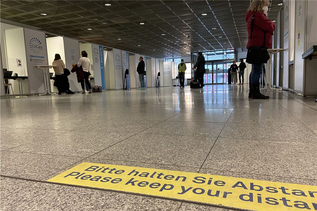 Bisher noch eher ein Geheimtipp: Der kostenlose Corona-Test am Dortmunder Flughafen Das Testzentrum am Dortmunder Flughafen: vorne rechts befindet sich die Anmeldung, links mehrere Testkabinen.