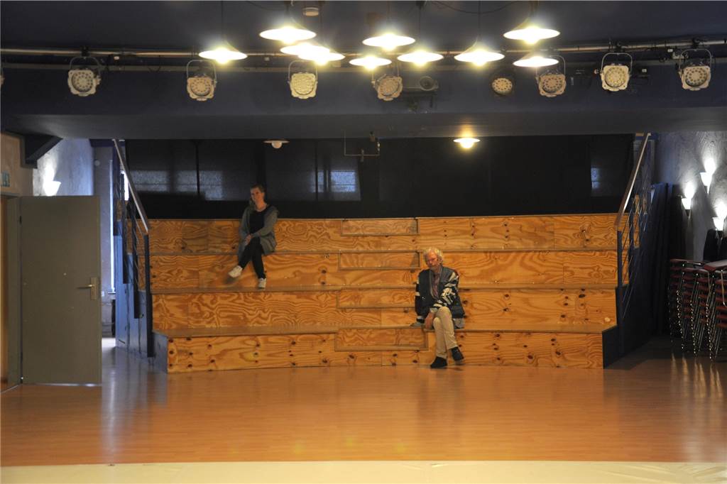 Die verborgene Welt über den Geschäften des Westenhellwegs Das Theater des Modern Dance Centers im vierten Stock des Westenhellwegs 60/62 hat eine eigene kleine Tribüne. Es ist ausgelegt für insgesamt 99 Zuschauer und ist der ganze Stolz von Natascha und Berry Doddema.