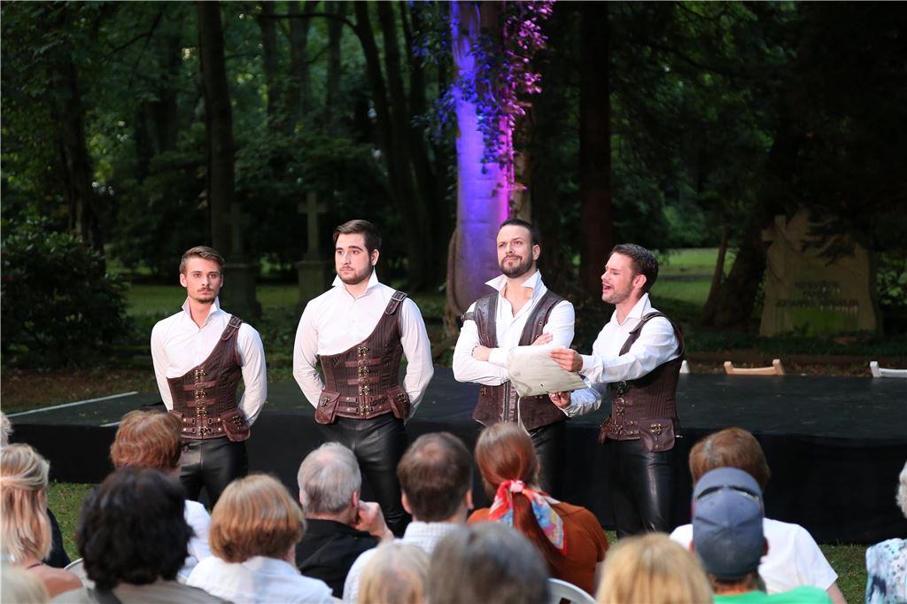 Konzerte und Theateraufführungen: Das Kulturprogramm für den Sommer Das Theater Narrenschiff hat auf dem Westfriedhof in Unna bereits das Shakespeare-Stück "What fools these lovers be" gespielt.
