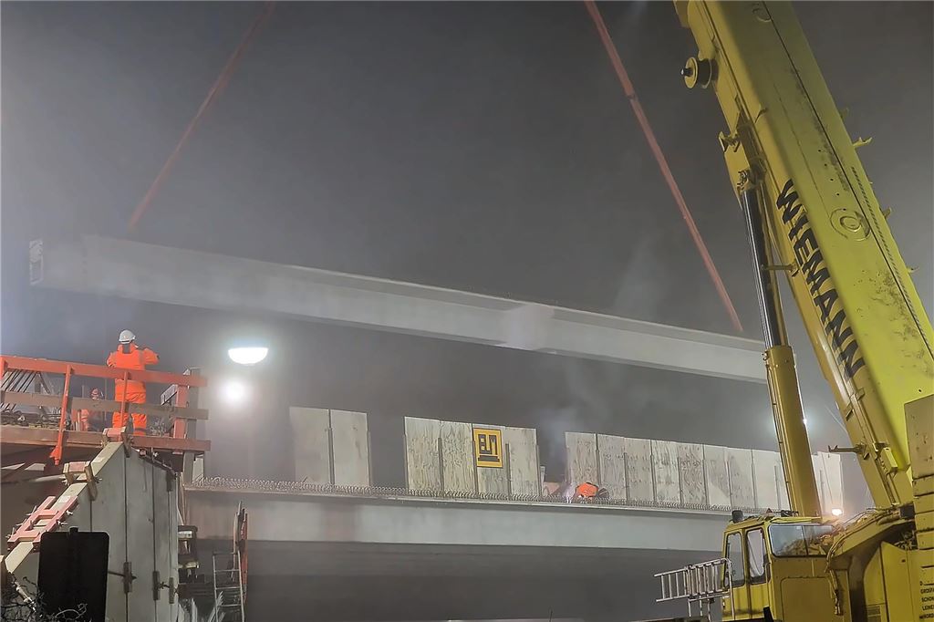 Kranarbeiten an der A1-Brücke in Kamen.