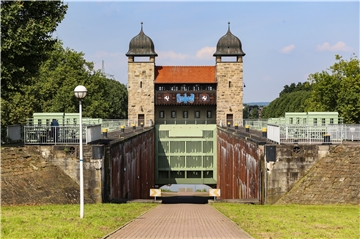 Das Tor der alten Schachtschleuse am Schleusenpark Waltrop. Die Schleuse war bis 1989 in Betrieb.