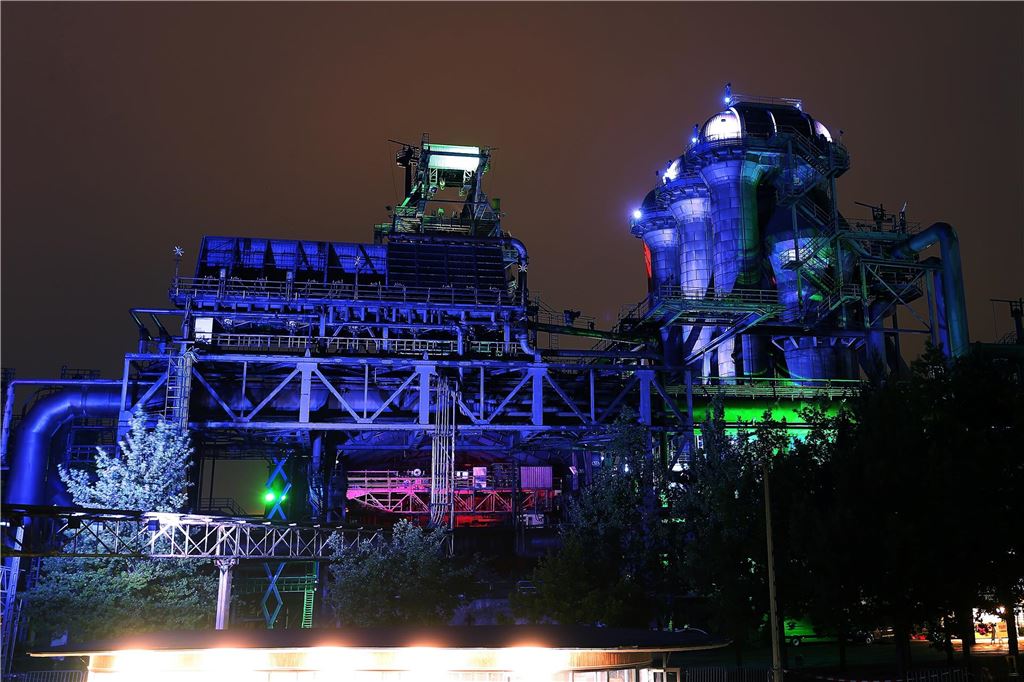 Festivals 2023 in NRW: Alle Infos In buntes Licht wird der Landschaftspark Duisburg Nordwährend der "Nacht der Industriekultur" getaucht.