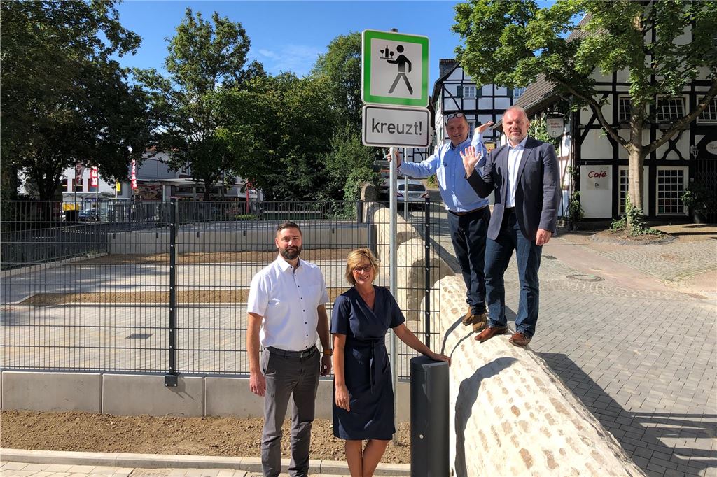 Morgentor: Stadt erklärt den Sinn der Solitärstufe Ein ungewöhnliches Verkehrsschild am Morgentor in Unna warnt vor kreuzenden Kellnern.