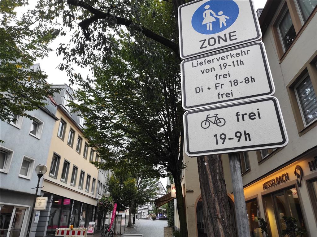 Das neue Fahrradverbot in der Fußgängerzone ist umstritten An der Wasserstraße in Unna hängen Verkehrsschilder