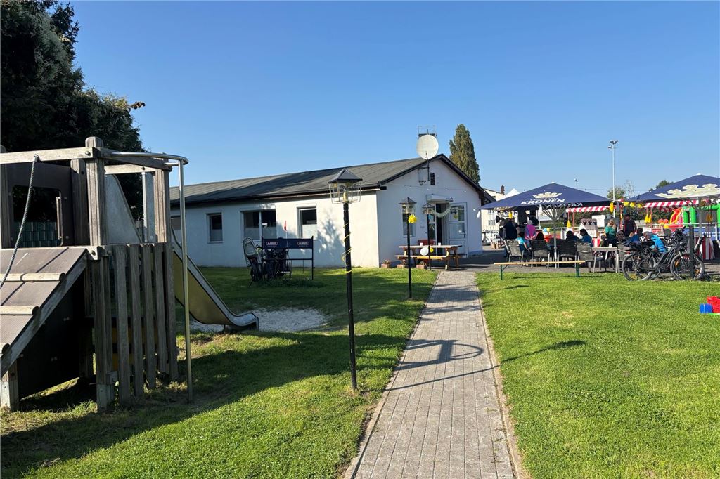 Gastro-Geheimtipp? So schmeckt die Currywurst mit Pommes für 5 Euro Blick auf das Vereinsheim des VfB Westhofen in Schwerte.