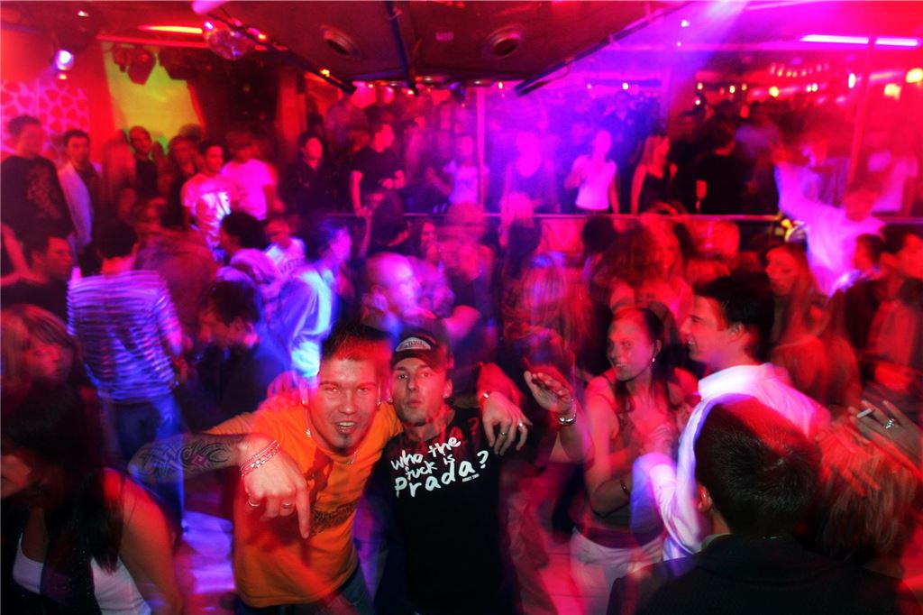 Legenden des Nachtlebens: Diese Clubs und Bars hat Dortmund verloren Viele Menschen feiern im Village in Dortmund.
