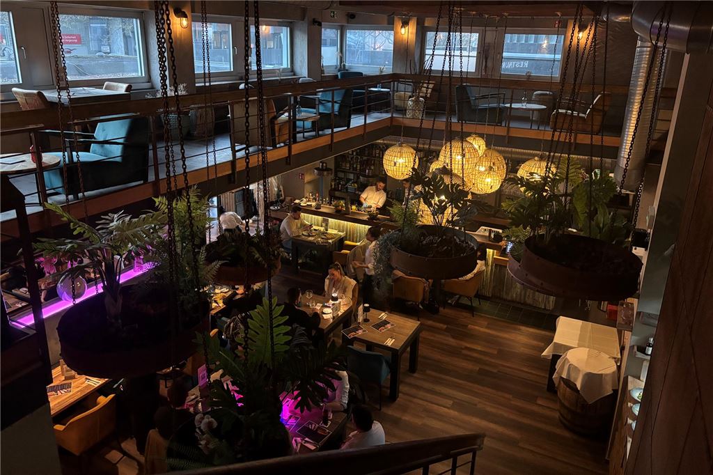 Steakrestaurant Wamo: Kann das All-you-can-Steak-Konzept überzeugen? Ein Blick aus der zweiten Etage in den Hauptraum des Wamo in Dortmund.