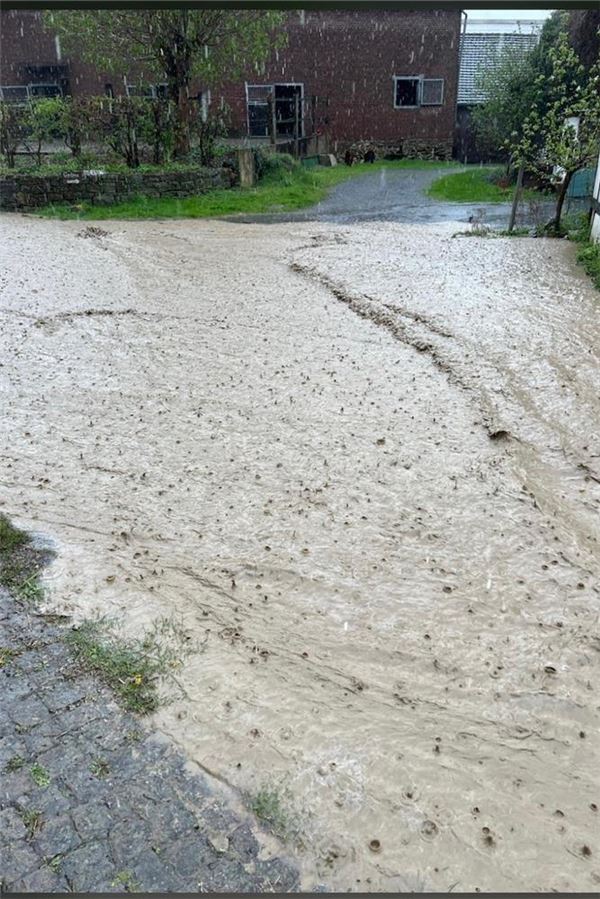 Überschwemmung in Billmerich (15.4.2025): Am nächsten Tag musste die Dorfstraße gereinigt werden.