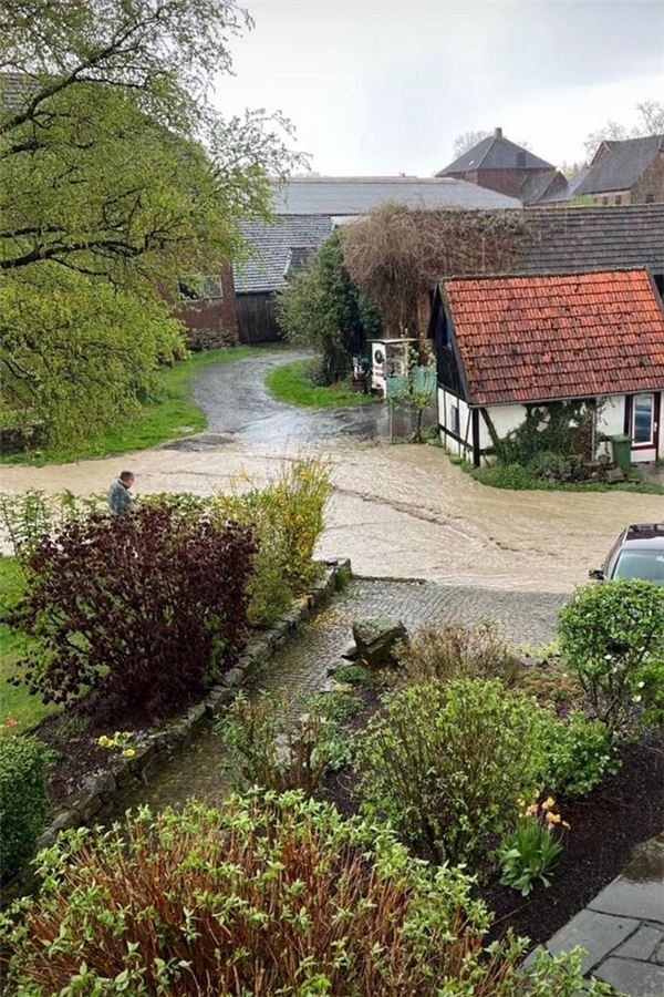 Überschwemmung in Billmerich (15.4.2025): Am nächsten Tag musste die Dorfstraße gereinigt werden.