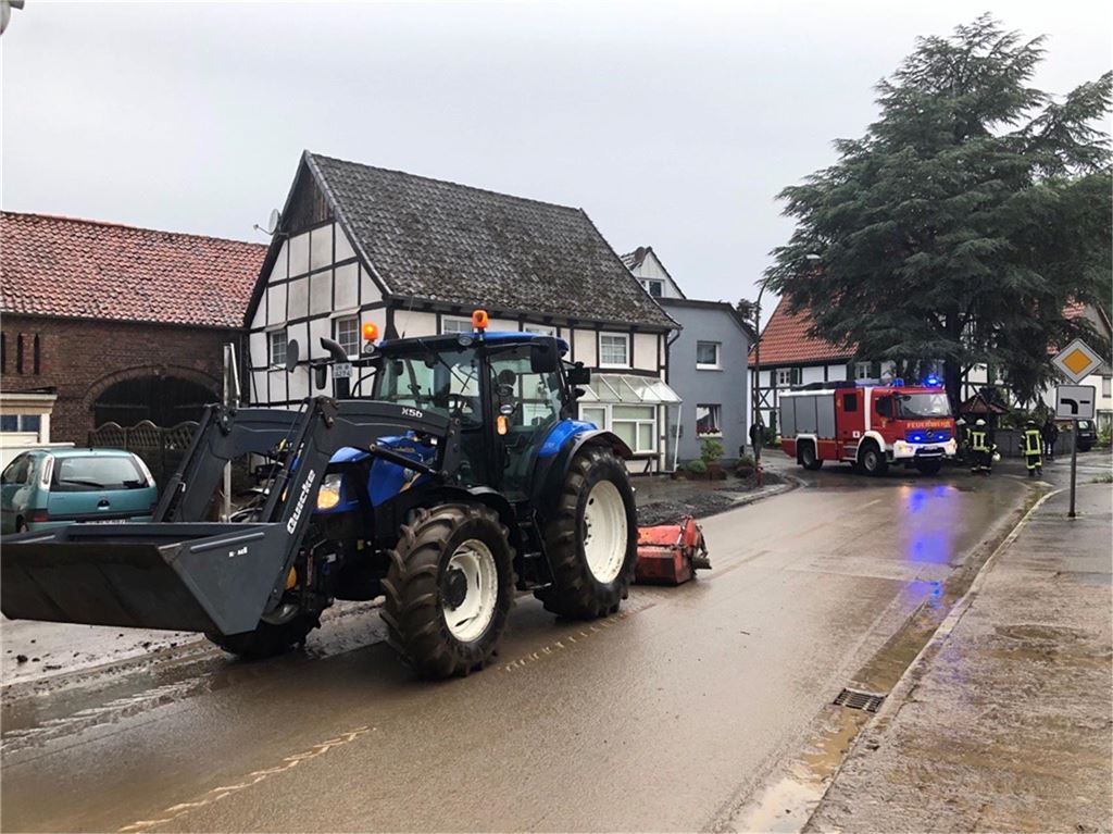 Hochwasser 2021 in Dellwig: Ein Trecker auf der Haupstraße.