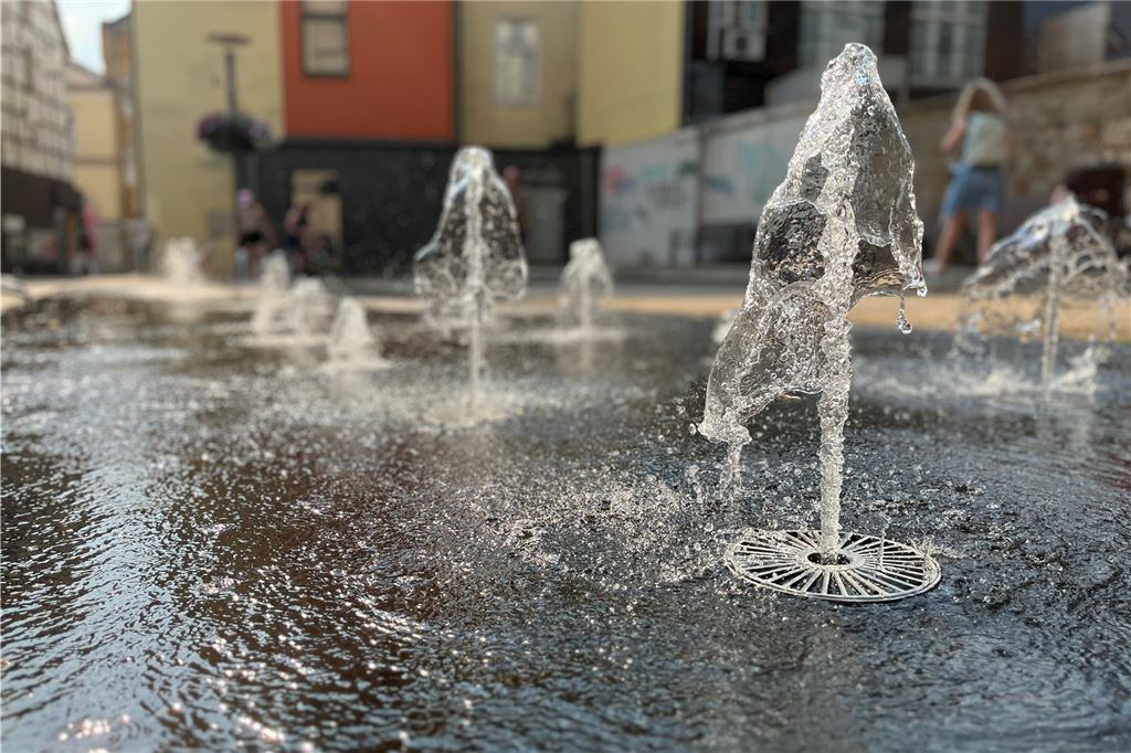 Höllenhitze: Montagnacht war es heißer als anderswo in Deutschland Wasserspiel auf dem Kirchplatz in Unna.