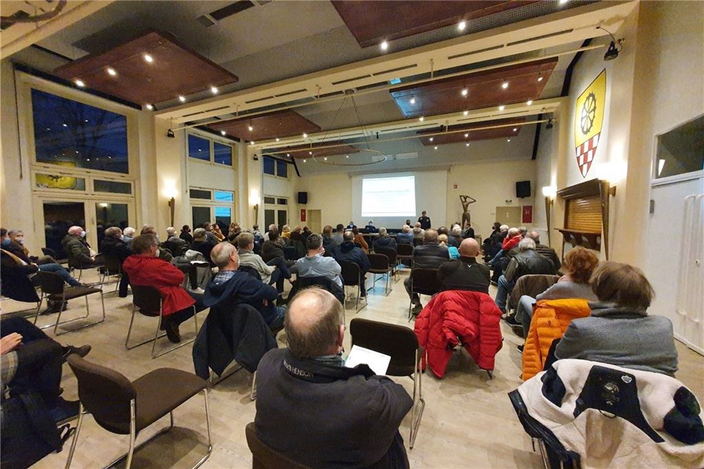 Abrisspläne für das Massener Bürgerhaus „Das wird Widerstand geben“: Der Bürgerhausvereinsvorsitzende Helmut Tewes vergleicht die Gedankenspiele für eine Überplanung mit der umstrittenen Einzehandelsansiedlung an der Massener Bahnhofstraße, zu der es vor kurzem eine öffentliche Versammlung im Bügerhaus gegeben hat.