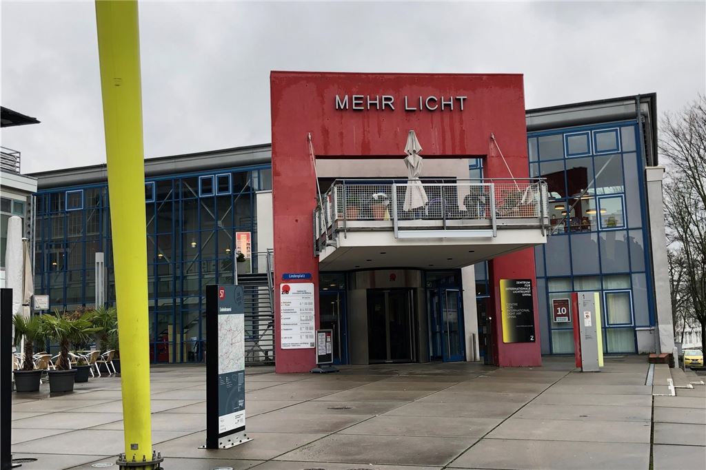 Zustand der Lindenbrauerei: Stadt plant Sanierungskonzept Das Zentrum für Information und Bildung wurde als letztes Gebäudeteil des heutigen Ensembles zwischen drei separate Altbauten der Lindenbrauerei gesetzt. Inzwischen ist auch das ZIB schon 20 Jahre alt.