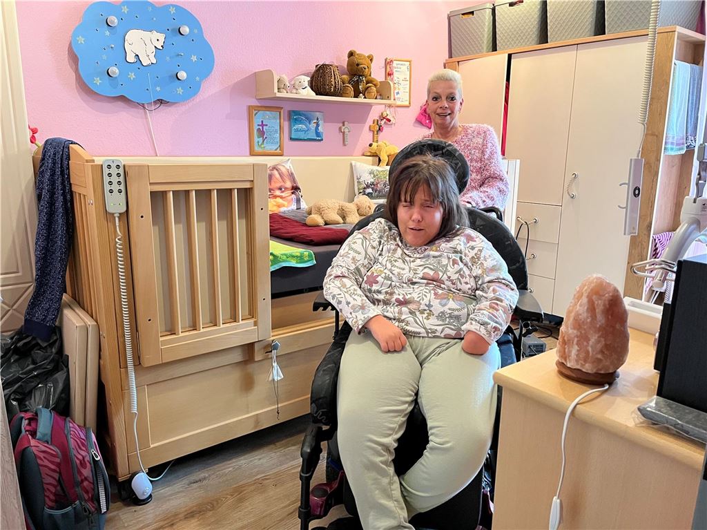 „Ich glaube, es hat keiner ein Herz mehr für behinderte Menschen“ Die schwerstbehinderte Rollstuhlfahrerin Dorina Rund neben ihrer Mutter Simone in ihrem kleinen Zimmer in der Fröndenberger Wohnung.