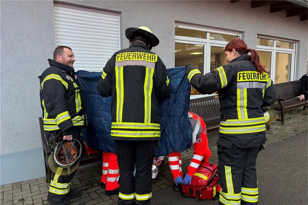 Feuerwehrleute und Rettungsdienst bei der Übung.