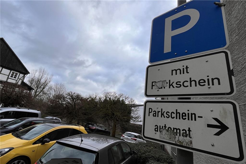 Parkscheinautomat ohne Parkplätze bleibt aus Platzgründen Neben einem Parkplatz in Unna hängen Schilder, die auf den Parkplatz und die Parkscheinpflicht hinweisen