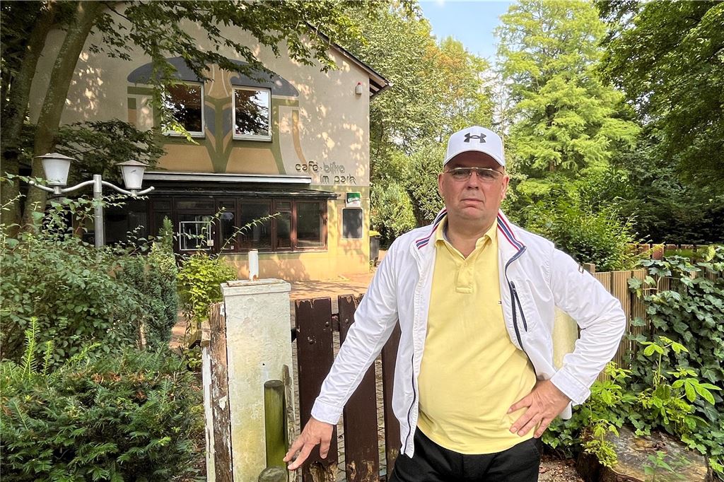 Megger fordert Wigant heraus: Mit der Vision „Bad Königsborn“ Bürgermeisterkandidat Achim Megger steht in Unna vor dem leer stehenden Bistro im Kurparl