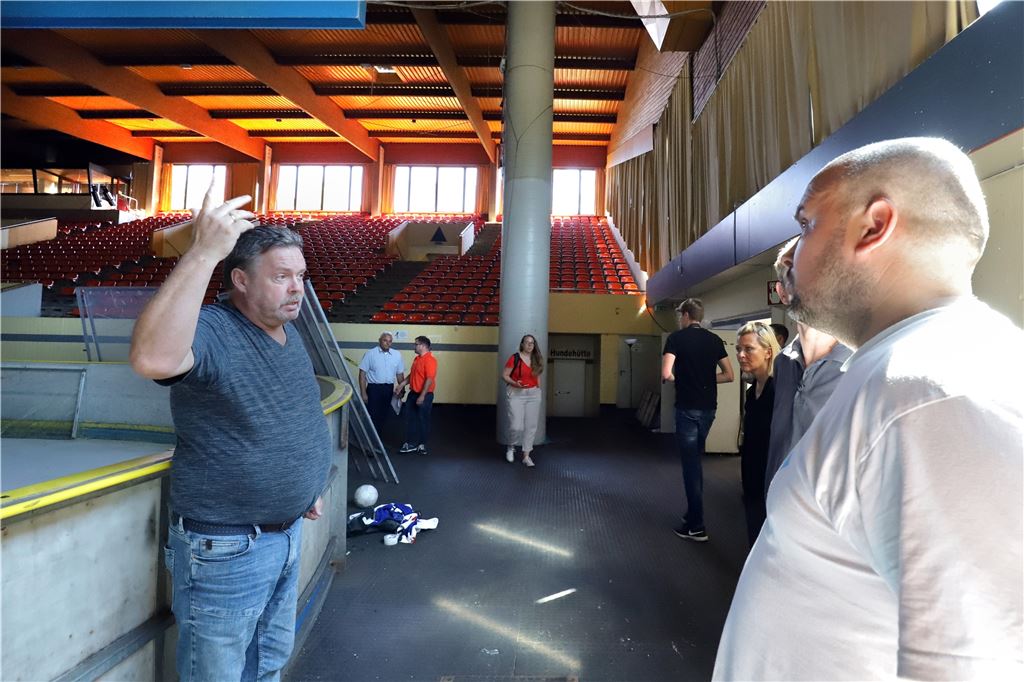 Wiedereröffnung der Eishalle braucht noch Zeit Dass das Dach der Eissporthalle zu einem Problem werden könnte, zeigte sich schon bei der Besichtigung im Sommer 2018, als der ehemalige Pächter Uwe Kuchnia (links) Vertretern von „Unna braucht Eis“ und den Wirtschaftsbetrieben die Eissporthalle zeigte.