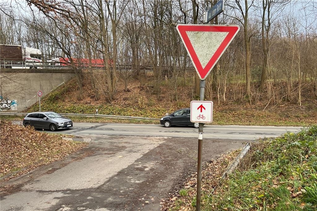 Radfahren zwischen Unna und Kessebüren soll sicherer werden Vom Wirtschaftsweg "Auf dem Rott" geht es auf die Fröndenberger Straße. Es ist eine ausgeschilderte Radroute.