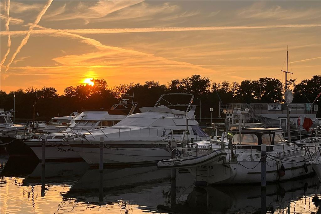 KI-Check: Welche Ausflugsziele empfehlen ChatGPT und Le Chat? Der Yachthafen Marina Rünthe in Bergkamen bei Sonnenuntergang.