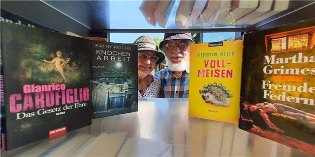 Ehepaar Pfauter sauer: Gieriges Paar räumt Bücherschrank leer