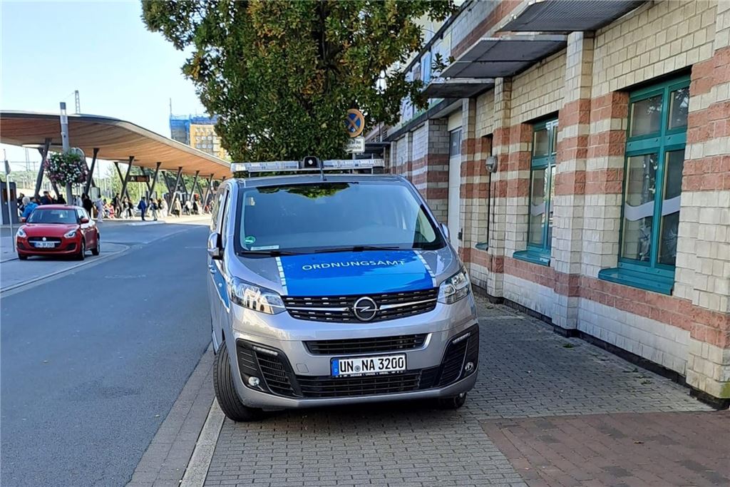 Mit der Lizenz zum Falschparken Dasselbe Fahrzeug an einem anderen Standort: Diesmal ist der Einsatzbulli des Ordnungsamtes zudem entgegen der Fahrtrichtung eingeparkt, was zwei unnötige Querungen des Gegenverkehres bedeutet, wie ein anderer Hinweisgeber anmerkt.