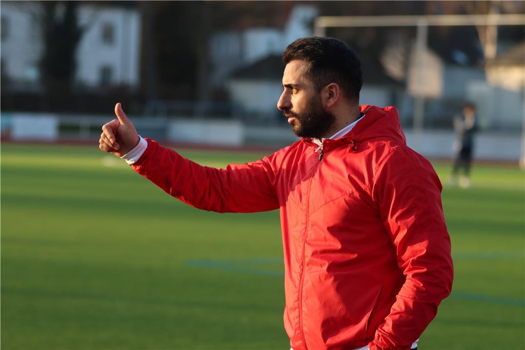Wertvolle Profi-Erfahrung, aber noch viel Arbeit für Sedat Sener Daumen hoch: Sedat Sener.