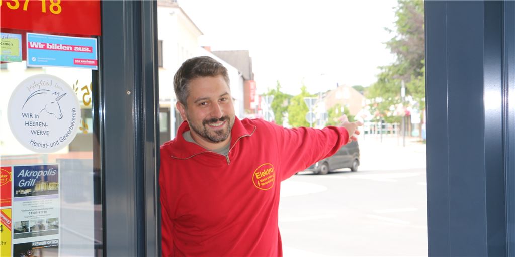 Nach Aus für Bäckerei Albert in Heeren: „Sitzen nicht weinend im Kreis“ David Drüker vom Elektobetrieb Drüker hat vom Laden aus einen guten Blick auf den Dorfkern. Der Elektro-Fachmann: „Das Dorf ist nicht so schlecht, als dass wir dafür nicht alles in die Waagschale werfen müssen.“